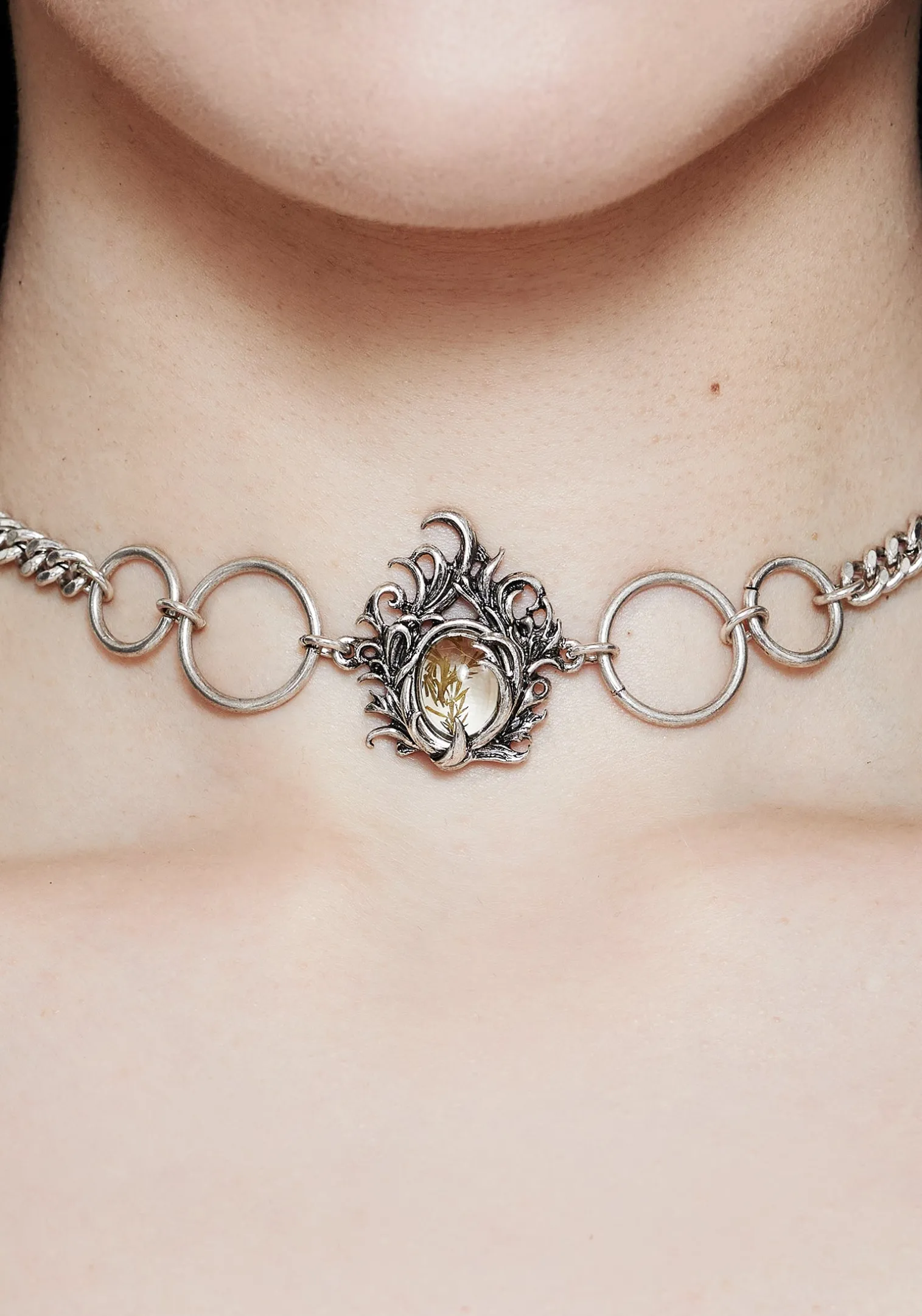 Marte Trapped Flower Choker